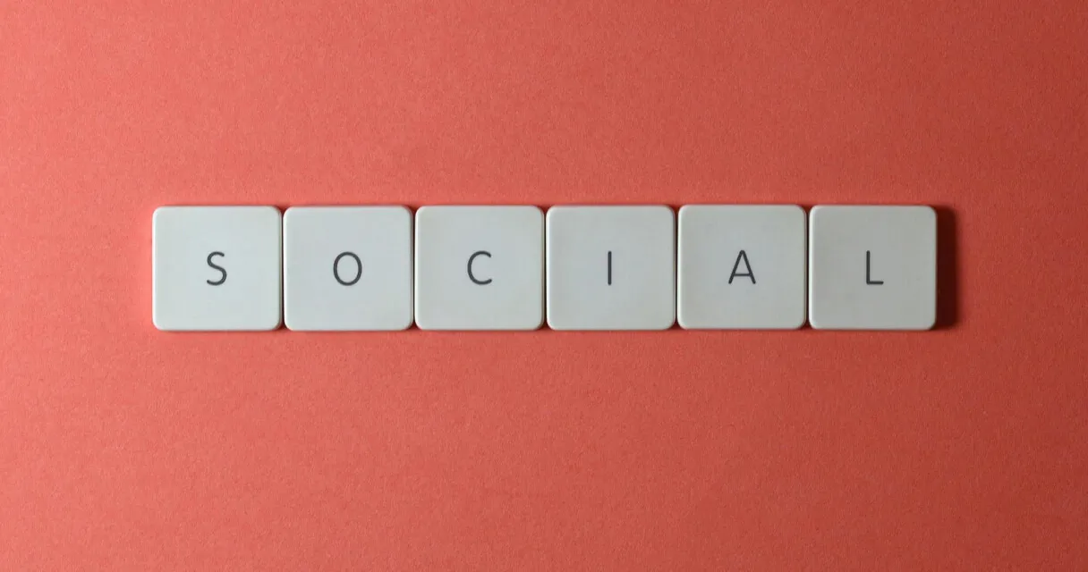 Display Ads vs. Social Ads: Which Converts Better in 2025?